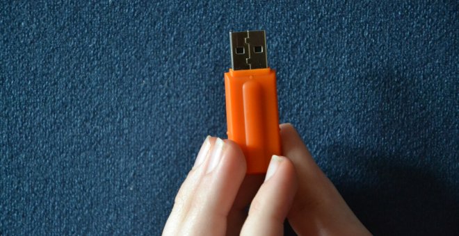 Dos años y medio de cárcel por coger un pendrive con desnudos de compañeros