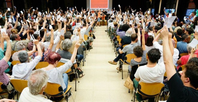 El plenari dels Comuns dona suport a Ada Colau perquè segueixi com a alcaldessa