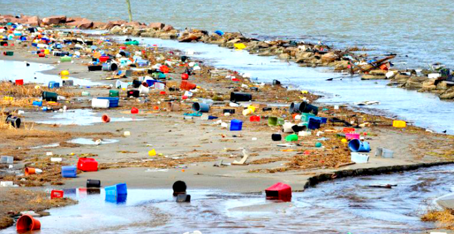 Aparece una botella de lejía de hace 46 años en una playa de Galicia