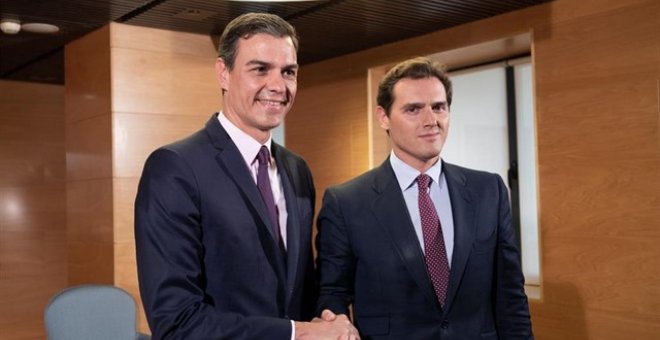 Concluye la reunión entre Sánchez y Rivera en menos de tres cuartos de hora