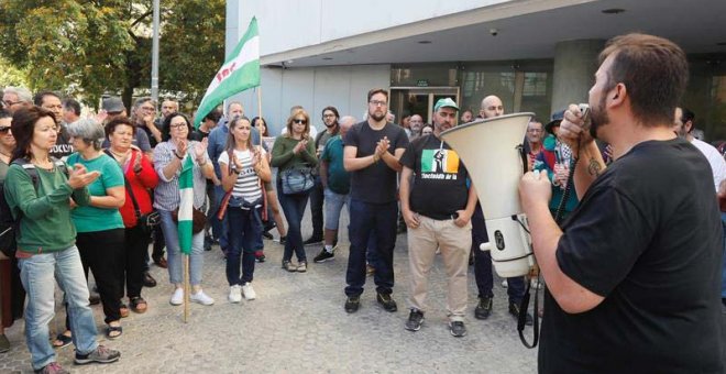 El SAT se concentra ante los juzgados de Sevilla en el inicio del juicio a 35 sindicalistas: "¡Qué clase de Justicia es ésta!"