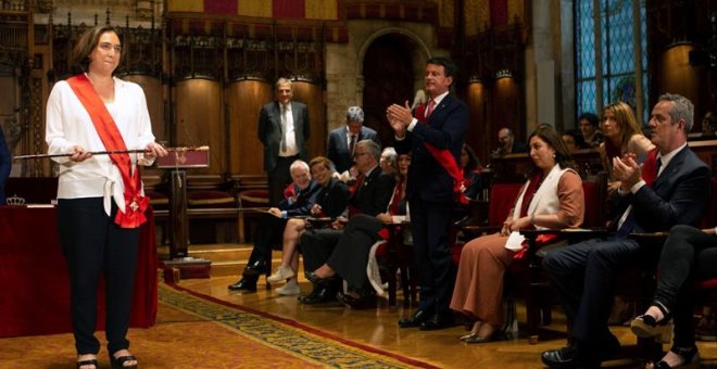 Colau, reelegida alcaldessa de Barcelona amb els vots de Manuel Valls i amb protestes de l'independentisme