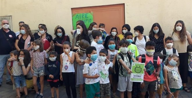 Padres y alumnos se concentran con mascarillas para exigir la continuidad de Madrid Central