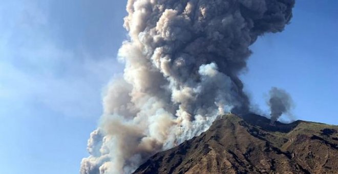 Un muerto y un herido tras varias explosiones violentas del volcán italiano Estrómboli