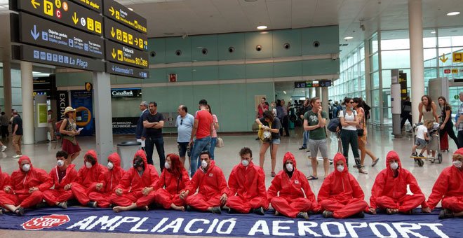 Protesta en el aeropuerto de Barcelona para exigir que no se amplíe y frenar la turistificación