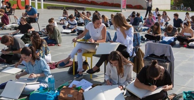 Las mujeres universitarias tienen mejor nota media, tardan menos en completar sus estudios y son más que los hombres