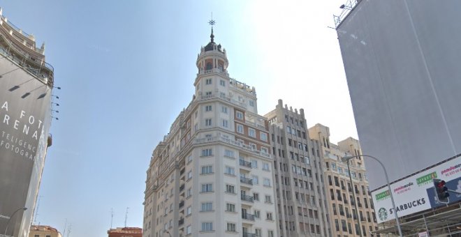 Los bomberos rescatan a un hombre que amenazaba con suicidarse desde lo alto de un hotel en la Gran Vía