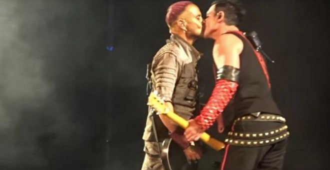 La banda Rammstein se besa en pleno concierto en Rusia contra la LGTBIfobia