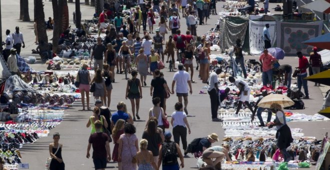 Decenas de manteros protestan en Barcelona contra el dispositivo policial