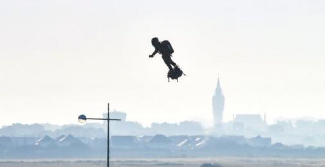 El francés Franky Zapata logra cruzar el Canal de la Mancha en 'flyboard'