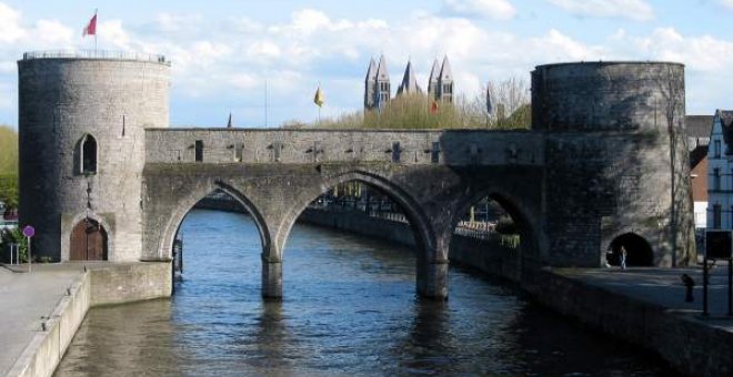 Bélgica derriba un puente medieval para permitir el paso de grandes barcos de mercancías