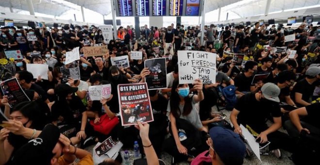 El aeropuerto de Hong Kong cancela todos los vuelos por las protestas