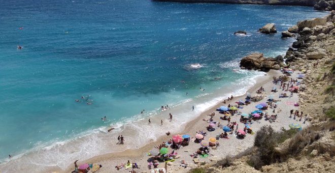 Els banyistes eludeixen la clausura per risc de solsides i envaeixen la cala Ambolo de Xàbia