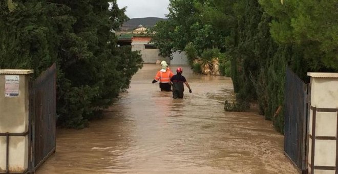 Sánchez suspende la reunión con los barones para seguir las inundaciones