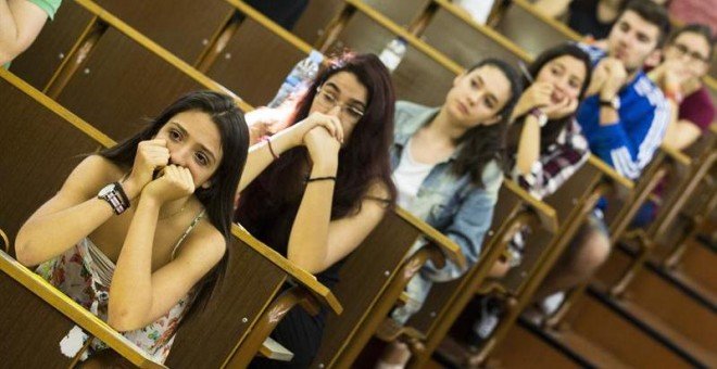 Las mujeres sacan mejor nota en la facultad pero cobran un 9,5% menos que los hombres