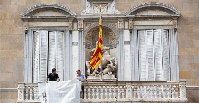 La Junta Electoral torna a ordenar la retirada de llaços i estelades dels edificis públics