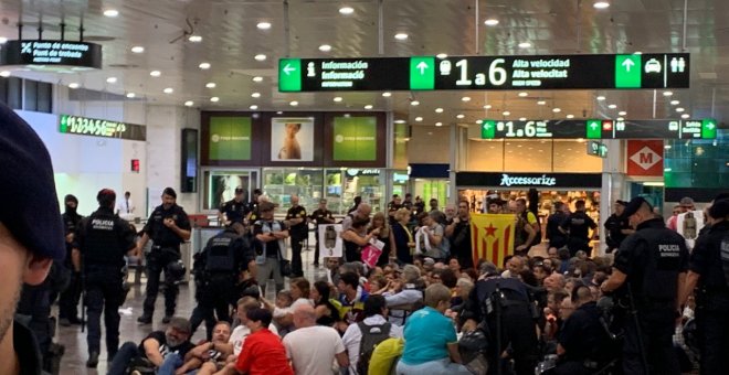 La protesta en Barcelona-Sants se convierte en una marcha hasta Plaza Espanya y Gran Via