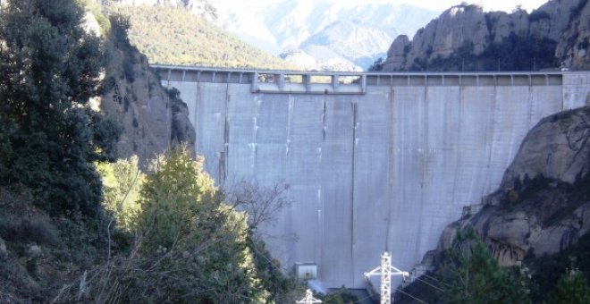 Muere un paracaidista al caer al agua desde la presa de Llosa del Cavall