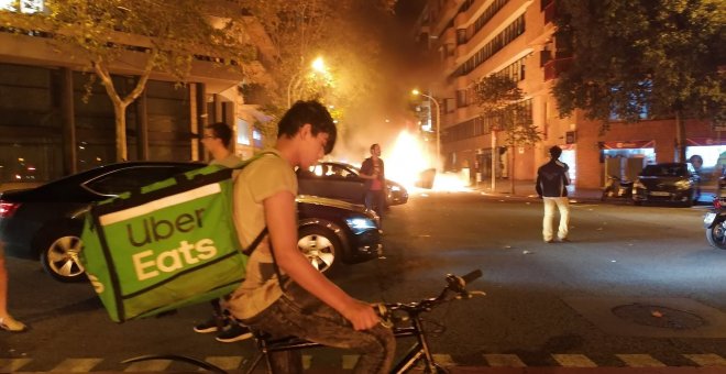 Un rider te trae comida a casa mientras arde Barcelona: la foto que nos debería hacer reflexionar