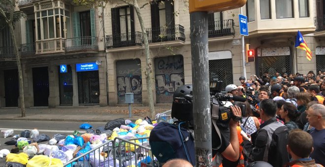 DIRECTO | Los independentistas protestan ante la Jefatura de Policía tras arrojar bolsas de basura ante la Delegación del Gobierno