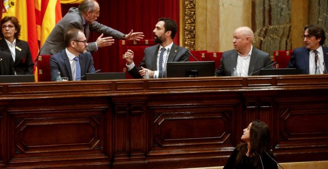 El Parlament aprova la moció a favor de l'autodeterminació i simultàniament el Constitucional la suspèn