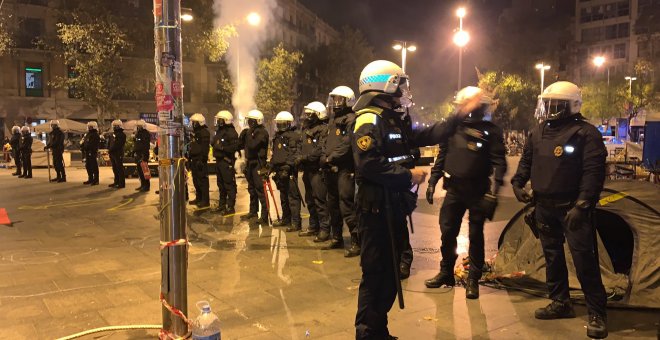 La Guàrdia Urbana desallotja l'acampada de la plaça Universitat