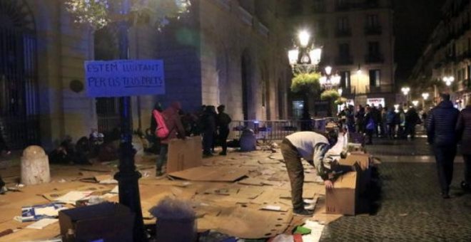 L'acampada de la plaça Universitat es trasllada a la plaça Sant Jaume