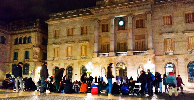 La acampada estudiantil de Universitat sigue movilizada y convoca asambleas itinerantes