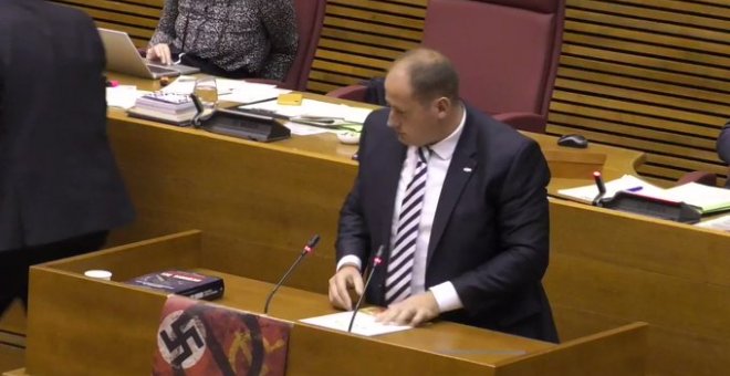 Un diputado de Vox saca una esvástica y una hoz y un martillo tachados en el Parlamento valenciano