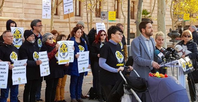 Tretze activistes dels CDR s'enfronten a penes de presó per encadenar-se davant el TSJC contra la repressió judicial