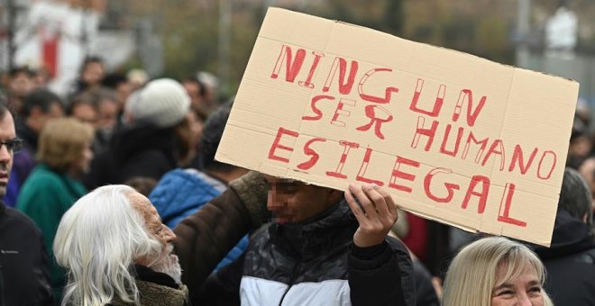 Multan a un educador social por defender a menores migrantes de la actitud de un policía en Tarragona