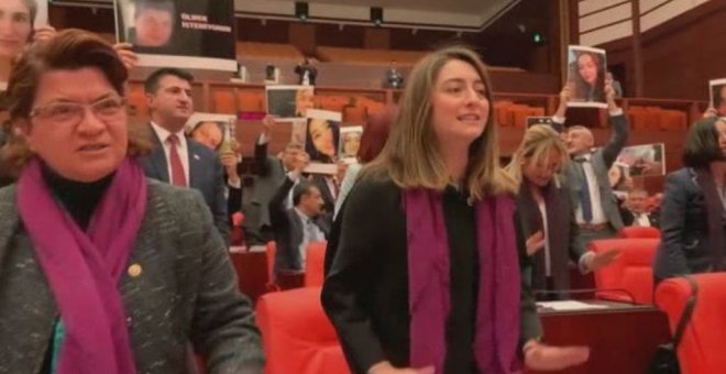 Una veintena de diputadas entonan el himno 'El violador eres tú' en el Parlamento turco