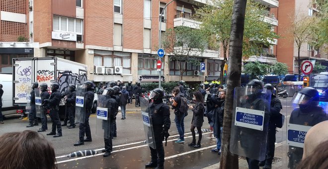 Càrregues policials en el desnonament d'una família amb tres fills que ja preveia marxar