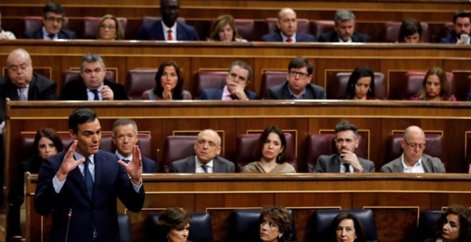 Sánchez no obté la investidura a la primera en un ple marcat per insults i crits de la dreta