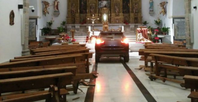 Empotra su coche en una iglesia de Toledo hasta llegar al altar y lo justifica por estar "endemoniado"