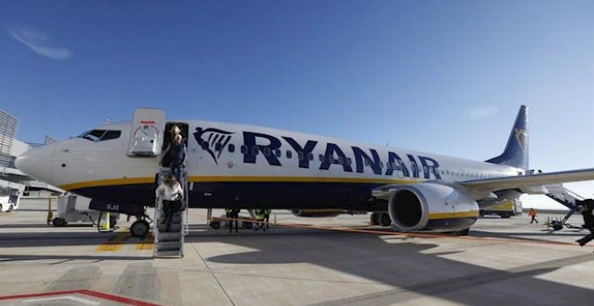 Ryanair consuma el cierre de sus tres bases canarias sin entregar cartas de despido