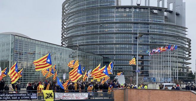 Suport independentista a l'estrena de Puigdemont i Comín a l'Eurocambra