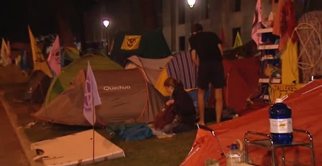 Cientos de activistas contra el cambio climático pasan la noche acampados en Nuevos Ministerios