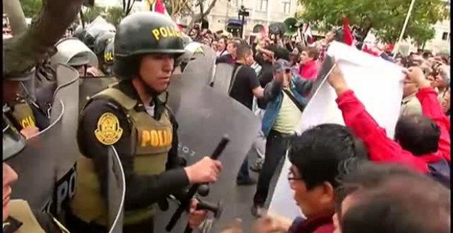 Protestas en Lima contra la decisión del presidente peruano de disolver el Congreso