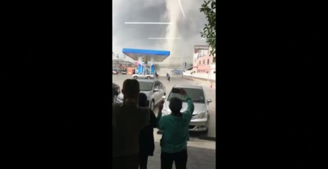 Un impresionante tornado arrasa a su paso en Tailandia