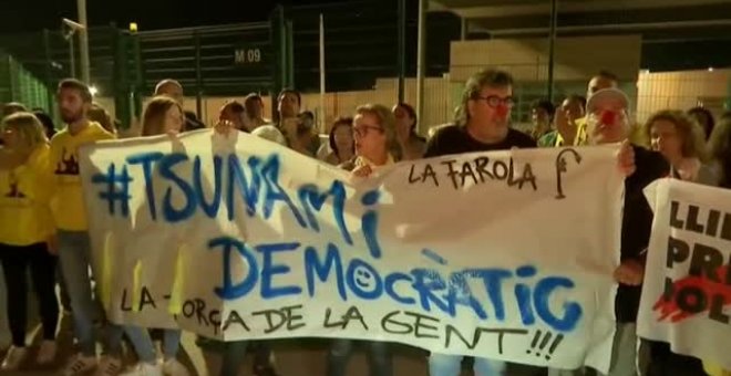 Sentada independentista a las puertas de la prisión de Lledoners