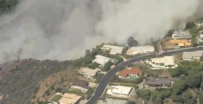 Las llamas avanzan sin control en uno de los mayores incendios declarados en California