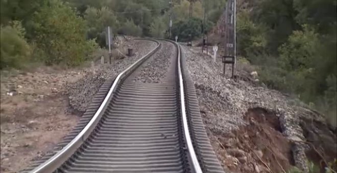 Una vía del tren queda suspendida en el aire después del paso de la DANA en Albí