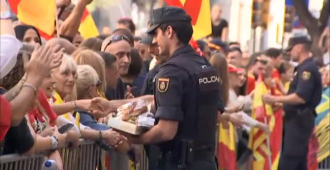 Los manifestantes por la unidad de España arropan a la policía en la jefatura de Barcelona