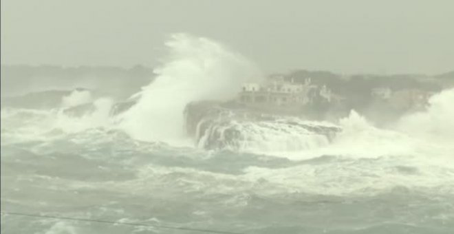 Olas de varios metros de altura azotan las costas de Mallorca