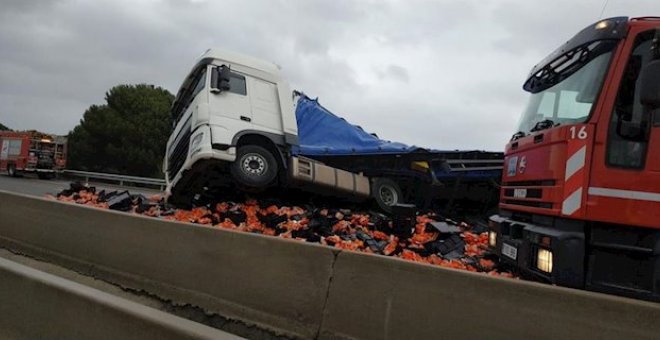 Tres camiones chocan a la altura del desvío de la AP-7 en Figueres (Girona)