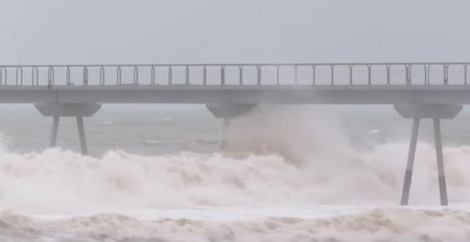 La costa de Barcelona sufre el peor temporal de los últimos 20 años