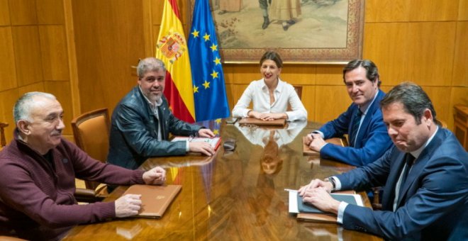 Gobierno, patronal y sindicatos acuerdan subir el SMI a 950 euros este año