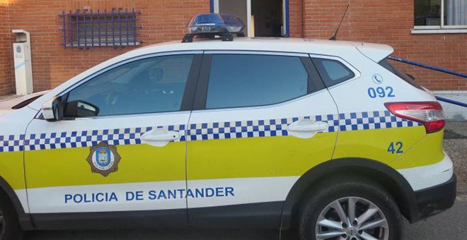 Detenido un conductor ebrio tras arrollar setos y señales, chocar contra una farola y volcar