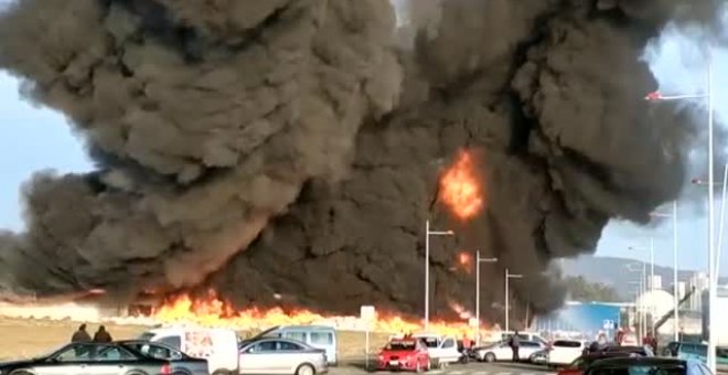 Los bomberos siguen sofocando el incendio de la fábrica de plásticos reciclados de Narón, en La Coruña